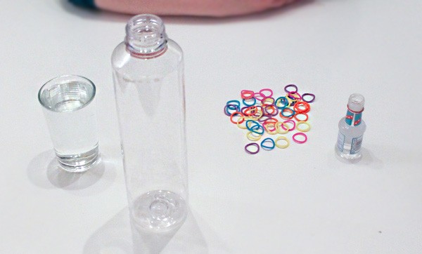 Сенсорная бутылка с цветными резиночками своими руками
