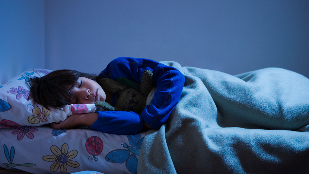 Недостаток сна вредит мозгу детей.